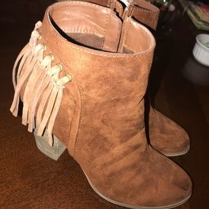 Brown suede booties with fringe